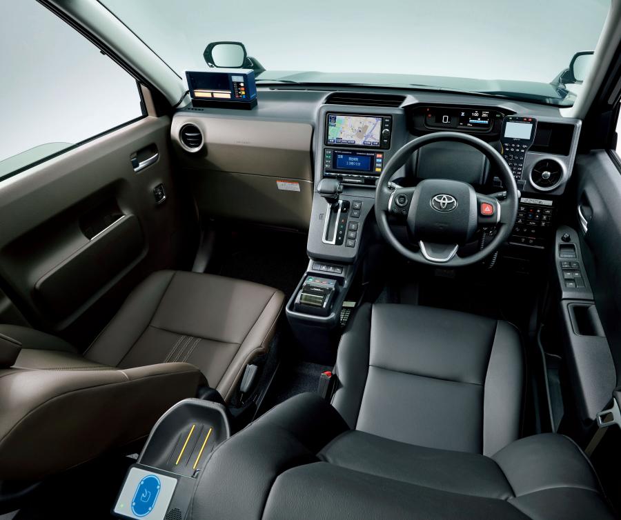 Торпедо Toyota JPN Taxi 2017 года  (фото 10 из 16)